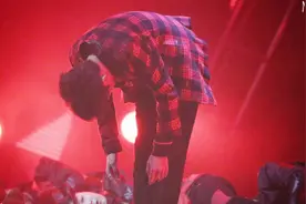 易烊千玺应援曲《到远方》+图片