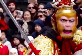 57岁六小龄童2016年猴年在纽约时代广场表演 传播中国传统文化视频封面