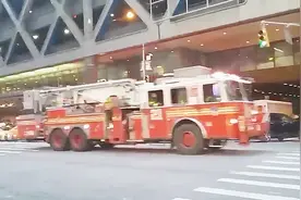 最新实拍！美国纽约曼哈顿公交站疑似发现爆炸物！警察已封锁现场视频封面
