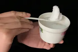 冬天食盐很容易受潮结块，奶奶教我这样做，只需摇一摇食盐巧还原