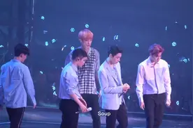 EXO演出现场 朴灿烈这身高真很瞩目视频封面