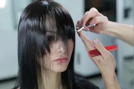 23岁美女挑战齐刘海，几刀修剪之后，年轻又有气质