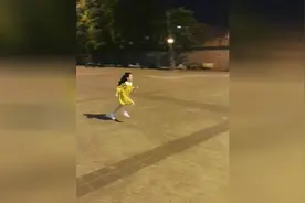 女儿奔跑过来 被父亲拥抱 太有爱了视频封面