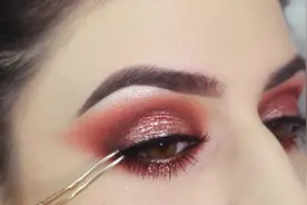 美女就是任性，化那么浓的眼妆，依然美丽迷人