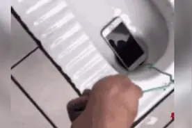 大家好，下面我给大家演示一下如何取走，掉进便池里的iphone！视频封面