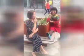美女给妈妈打电话，旁边大妈给闺女打电话，爆笑巨献视频封面