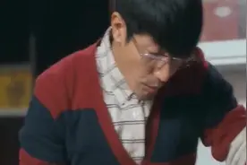 爸爸隔着肚子和宝宝对话，宝宝踢肚子和爸爸做回应，好聪明视频封面