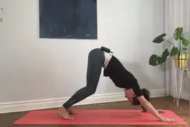 每天做四个瑜伽动作，放空心灵，重获能量，让你回到低龄状态！视频封面