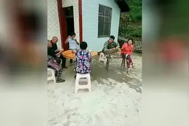 四川方言：大妈喊小伙吃饭，一桌子饭就这么没了，逗死我了