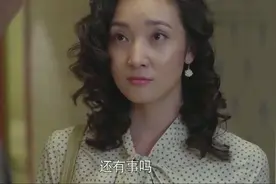 女孩到金店挑首饰，被服务员看不起，气得拿出一叠钱炫耀视频封面