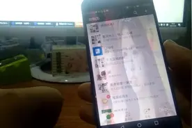 教你一招把微信背景换成女朋友的照片，她会更加的爱你