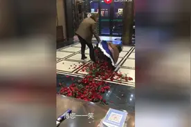 男子准备了999朵玫瑰求婚，遭美女拒绝，当场发飙砸东西!