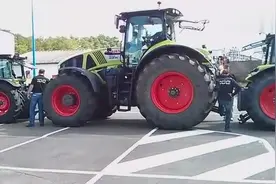 大拖拉机拉小拖拉机，前后吊起来就走