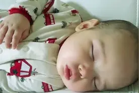 小宝宝躺在沙发上睡觉，不到10秒超可爱，又想骗我生宝宝！视频封面