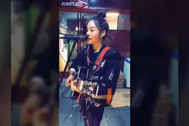 一把吉他走江湖，抖音花姐街头翻唱《等一分钟》，全新的味道视频封面