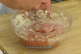 饺子王手把手教如何调制羊肉馅水饺，精准配料比例，看过你也会调