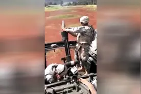 新兵迫击炮发射失败，吓跑战友，一起来感受训练场上的可怕失误视频封面