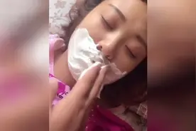 恶搞媳妇之刮胡子，哈哈太能作死了视频封面