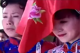 新娘自作聪明故意踢翻火盆 坐了回头轿 到家后欲哭无泪视频封面