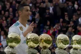 五星闪耀！C罗赛前在伯纳乌展示5座金球奖，数万球迷集体膜拜视频封面