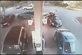 加油站连环火烧车母亲救俩孩视频封面