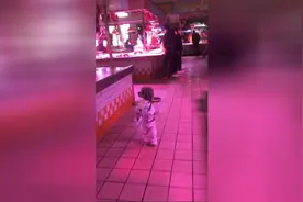 主人和泰迪逛菜市场 当看到肉时直接上去闻就想来一口 太馋了视频封面
