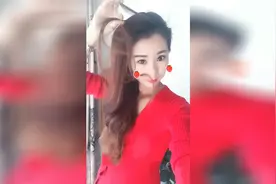 适合穿红色衣服扎的发型