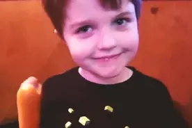 中国小女孩有一个温馨的美国收养家庭，白人奶奶很爱这个中国孙女视频封面