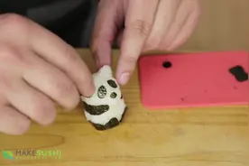 简单制作熊猫寿司的过程