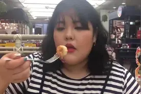 韩国300斤胖妞网红，靠吃肉火遍全国，这吃相简直就是恐怖片！视频封面