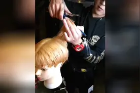 经典中分发型的教程，到理发店就给他看这个视频！