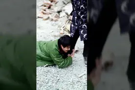 瘸腿兄弟在工地干活被包工头为难，2分钟后开路虎的大哥前来解围视频封面