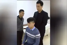 揭秘正骨治疗诊所内幕，这行业还有这么帅的年轻人在做啊，不容易视频封面