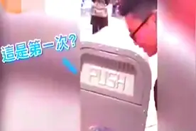 香港迪士尼智能垃圾桶和游客的一段超搞笑聊天视频，还在街上大哭