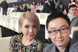 崔子格红唇长裙亮相盛典 曝自带撩妹属性图片