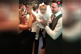 爸爸妈妈抱着宝宝跳舞，画面太有爱了！