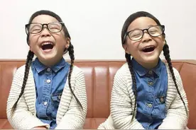 短刘海+黑框眼镜日本4岁双胞胎姐妹走红网络图片