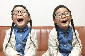 短刘海+黑框眼镜日本4岁双胞胎姐妹走红网络图片