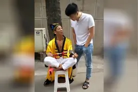 什么叫做同病相怜，大哥做算命的原因跟老哥一样，真惨