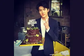 EXO吴世勋生日晒照 捧蛋糕比V感谢粉丝图片