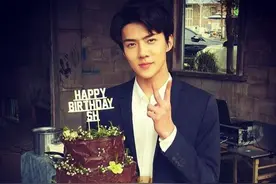 EXO吴世勋生日晒照 捧蛋糕比V感谢粉丝图片
