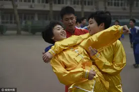 石家庄一学校开武术课 女生学习弓步冲拳能防身图片