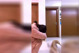 当主人哭了 看看狗狗是什么反应