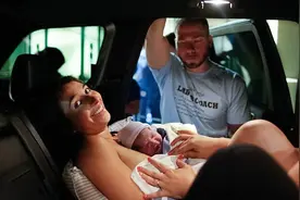 美孕妇请摄影师记录生产过程 却在停车场生产图片