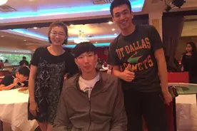 在美网友巧遇周琦晒合影 魔王身体较赴美前壮实图片