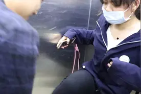 为了创业拍视频被女朋友拳打脚踢依旧强颜欢笑，称越躲踢得越重