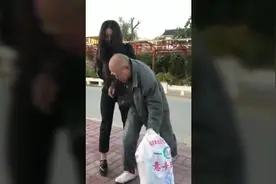 富二代欺负残疾人老大爷又打又骂，被女董事长暴打，结局震撼人心视频封面