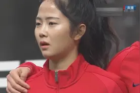 韩国足坛第一美女惊艳全场！导播在赛前就聚焦：镜头一直在拉进