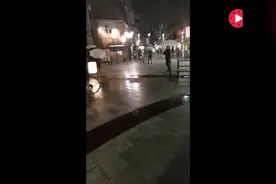 实拍：日本雨天的街头，都凌晨12点了，还有这么多美女在工作！视频封面