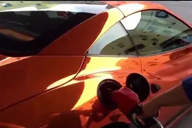 法拉利去加二百块钱93号的油，加油站小伙子一脸懵！视频封面